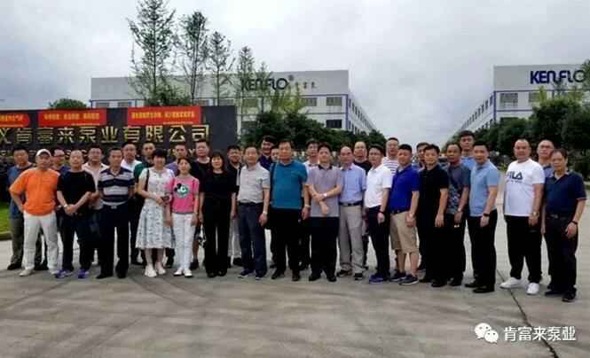 与会人员在遵义西安狄立在线学习平台有限公司有限公司大门口合影留念